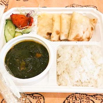 ほうれん草チキンカレーとティッカとチーズナンセット Spinach chicken curry, tikka and cheese naan set