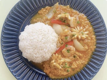 タイ王道の海老とイカのパッポンカリー(玉子カレー炒め)