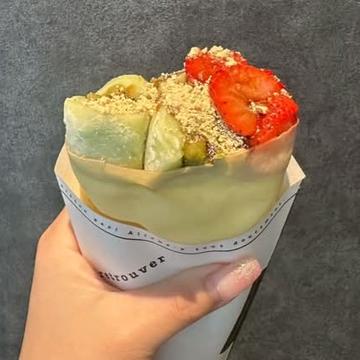 11. 抹茶大福と黒蜜のいちごクレープ