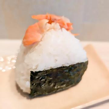 おにぎり(シャケ)