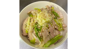 焼肉屋さんのにんにくネギ塩豚丼