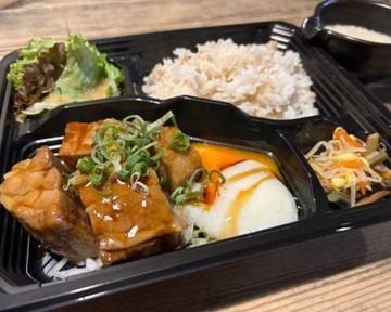 麦とろ温玉豚角煮弁当