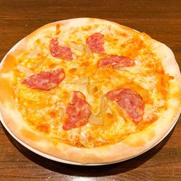 サラミと玉ねぎのピザ