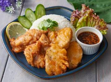 カオマンガイトード (MIX)  Khao Man Gai Thod Mix (Chicken Thigh and Breast)