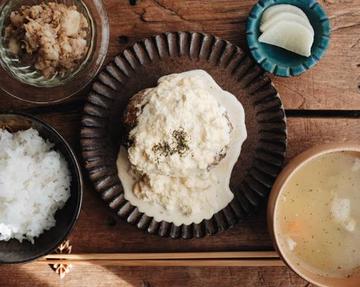 超熟ハンバーグ弁当 タルタルソース (ハンバーグ、ライス、漬物、日替わりサラダ 、日替わりスープセット)