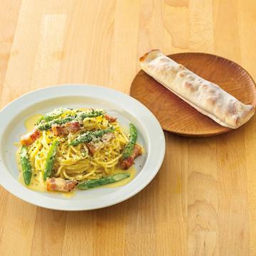 104.グリルベーコンとアスパラのクリームパスタ<ベーコンのトマトスティックピザ付き>