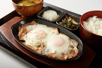 豚バラ目玉焼き定食