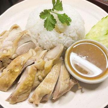 【当店人気No.1】蒸し鶏乗せ炊き込みご飯【カオマンガイ】