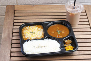 あいがけカレー(2種掛け チーズキーマ×牛すじ煮込みカレー)