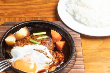 鉄板目玉焼きデミグラスソースハンバーグ