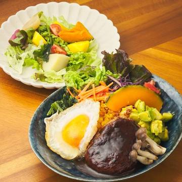 半熟目玉焼きのロコモコ丼 サラダセット