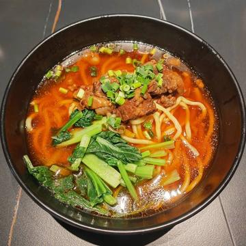 四川風牛肉ラーメン 牛肉面