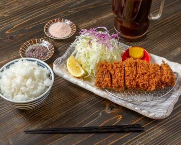 〔当店人気No.3〕特ひれかつ定食(ひれ 約230g ナマック岩塩付)