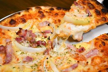玉ねぎとベーコンのピザ