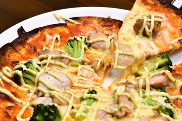 鶏モモ肉どブロッコリーのバジルマヨピザ