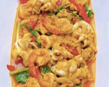 クンパァム パッポンガリ(海老とイカのカレー粉炒め)