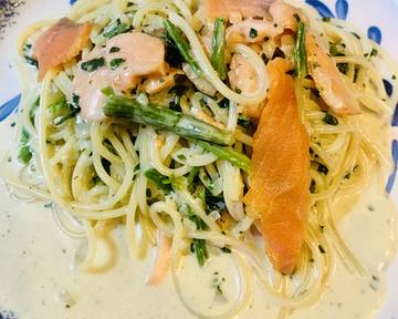 サーモンとほうれん草のクリームパスタ