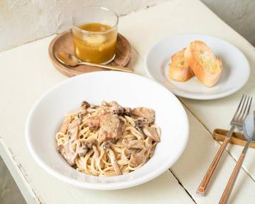きのこのクリームのパスタ(スープパン付) MUSHROOM CREAM SPAGHETTI SERVED WITH SOUP AND BREAD