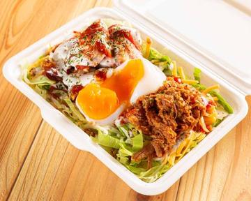 ＼+プルドポーク追加/タコスミートのチキンオーバーサラダ