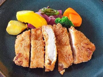 米パン粉で作ったJAPANXのグルテンフリーとんかつ 温野菜添え