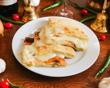 当店の大人気のハチミツ入りチーズナンSweet Cheese Naan