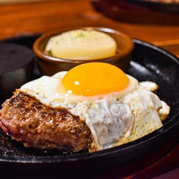 鉄板仕立て！目玉焼きハンバーグ(150g)