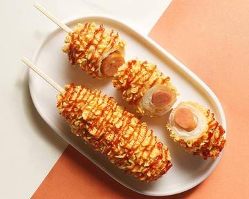(23) ラーメンソーセージホットドッグ Ramen sausage hot dog