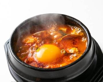 スンドゥブチゲセット(チゲ、ご飯、副菜)