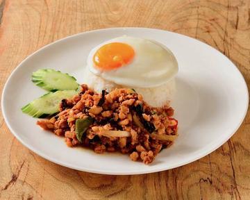 【当店人気No.1！】ガパオガイ(鶏肉のバジル炒めとライス) Gapao Gai (Chicken and Basil Stir-Fry with Rice)