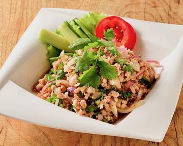 ラープガイ(鶏肉入りのサラダ) Larb Gai (Thai Chicken Salad)