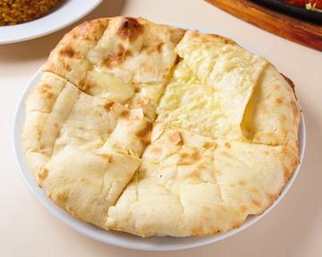 チーズナン(単品) Cheese Naan