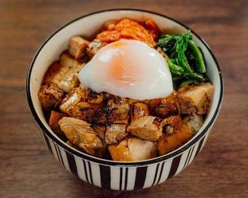 炙りチャーシュー焼豚丼 温玉のっけ