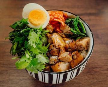 パクチーのせ！炙りチャーシュー焼豚丼