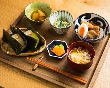 おむすび2個の総州三元豚、白王豚の角煮せっと 2 Rice boll
