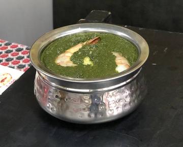 ブロウンサグカレー(サラダ ＆ナンorライス) Prawn Saag Curry (Served with Naan or Rice and Salad)