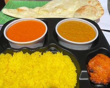 2種カレーセット(バターチキンとチキンカレー),チキンティッカ1p,ライスとナンのセット