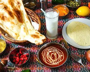 ④カレー、ナン、パパド、ドリンク Curry, Naan, Pappad, Drink