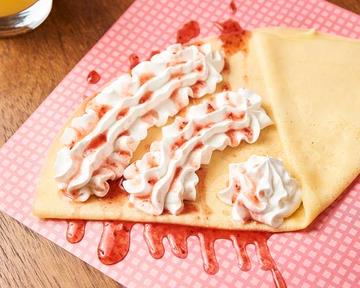 「でかもっちり生クリームイチゴソースクレープ」 Mega Soft Fresh Cream ＆ Strawberry Sauce Crepe