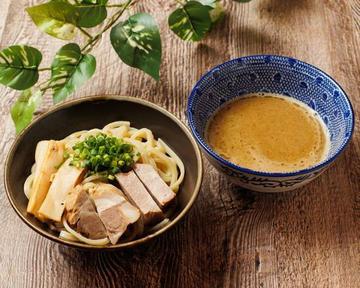 ボリュームたっぷり豚骨魚介チャーシューつけ麺ガッツリ「さばニンニク付き」