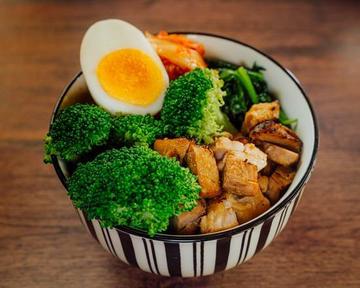 ヘルシー志向の方にはブロッコリーと炙りチャーシュー焼豚丼