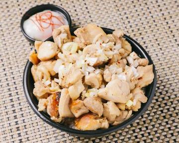 当店人気 No.1温泉玉子塩だれにんにく焼鳥丼(お肉200g)