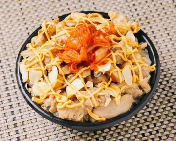 当店人気 No.1キムチーズガリバタ焼鳥丼(お肉200g)