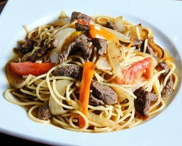 サルタードパスタ 牛肉のソテーとトマト玉ねぎのパスタ