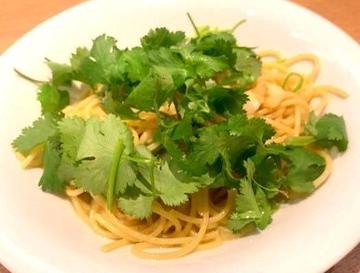 つぶ貝と青唐辛子のパクチーたっぷりペペロンチーノ