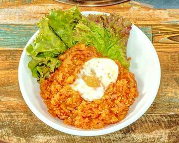 特製キムチチャーハン(温泉卵付き) Special Kimchi Fried Rice (Comes with Soft-Boiled Egg)