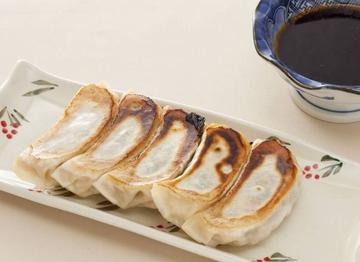 自家製の焼き餃子(六個)