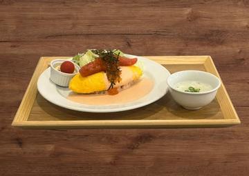 いくらのせW明太クリームオムライス(スープ・サラダ付き)