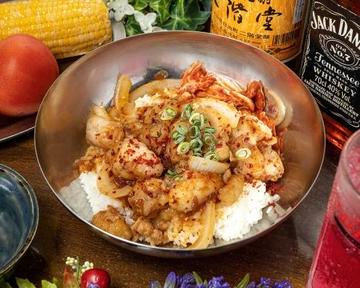 【人気メニュー】伝説の牛ホルモン丼(キムチ入り)