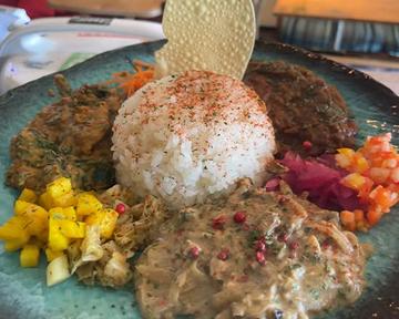 バターチキンカレー＆ひよこ豆とほうれん草カレーのあいがけ