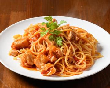鶏肉の特製トマトソースパスタ